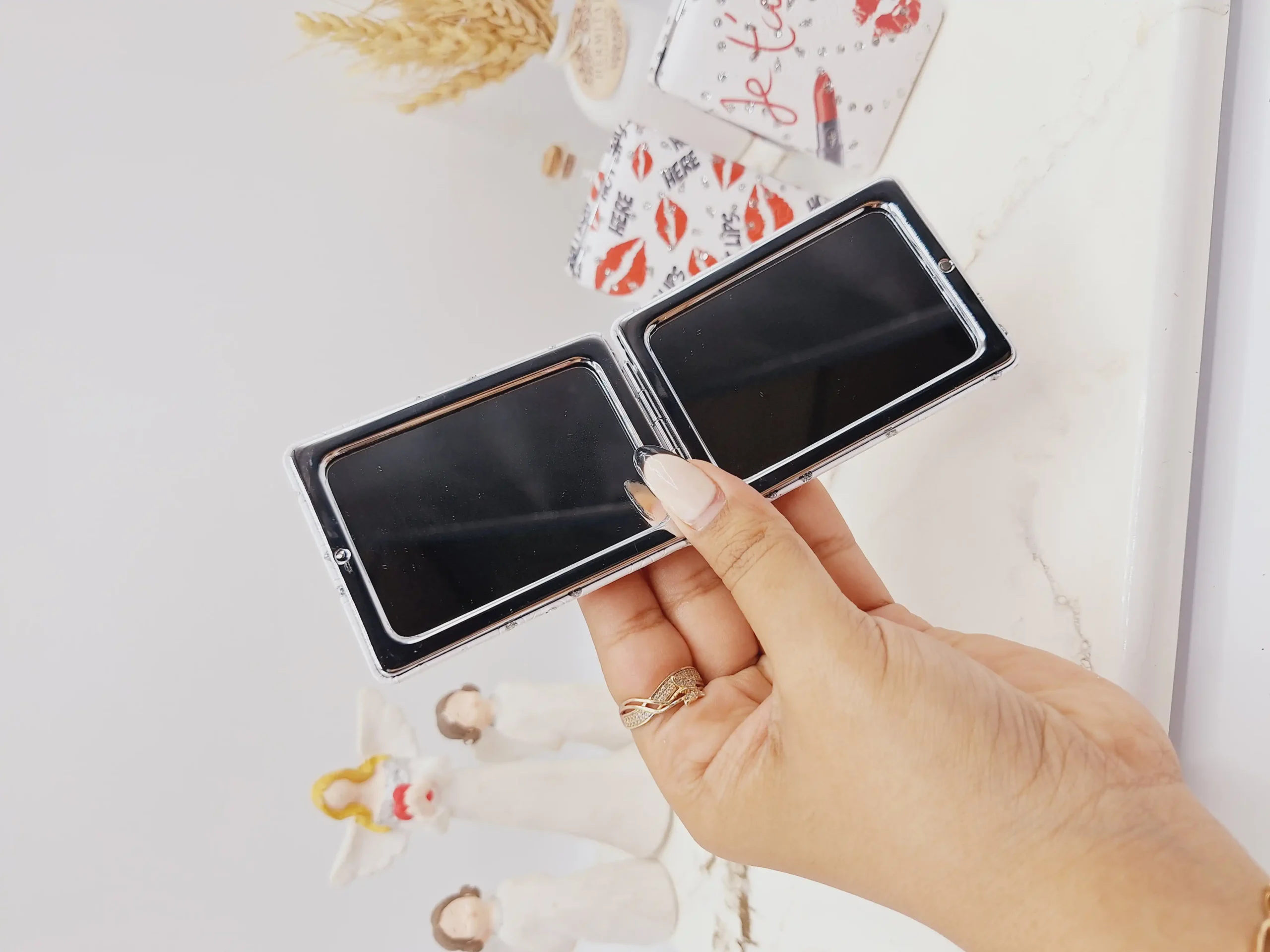 20250731062031372-thumbnail آینه دو طرفه جیبی طرح آرایشی ارسال رندوم - Image 1