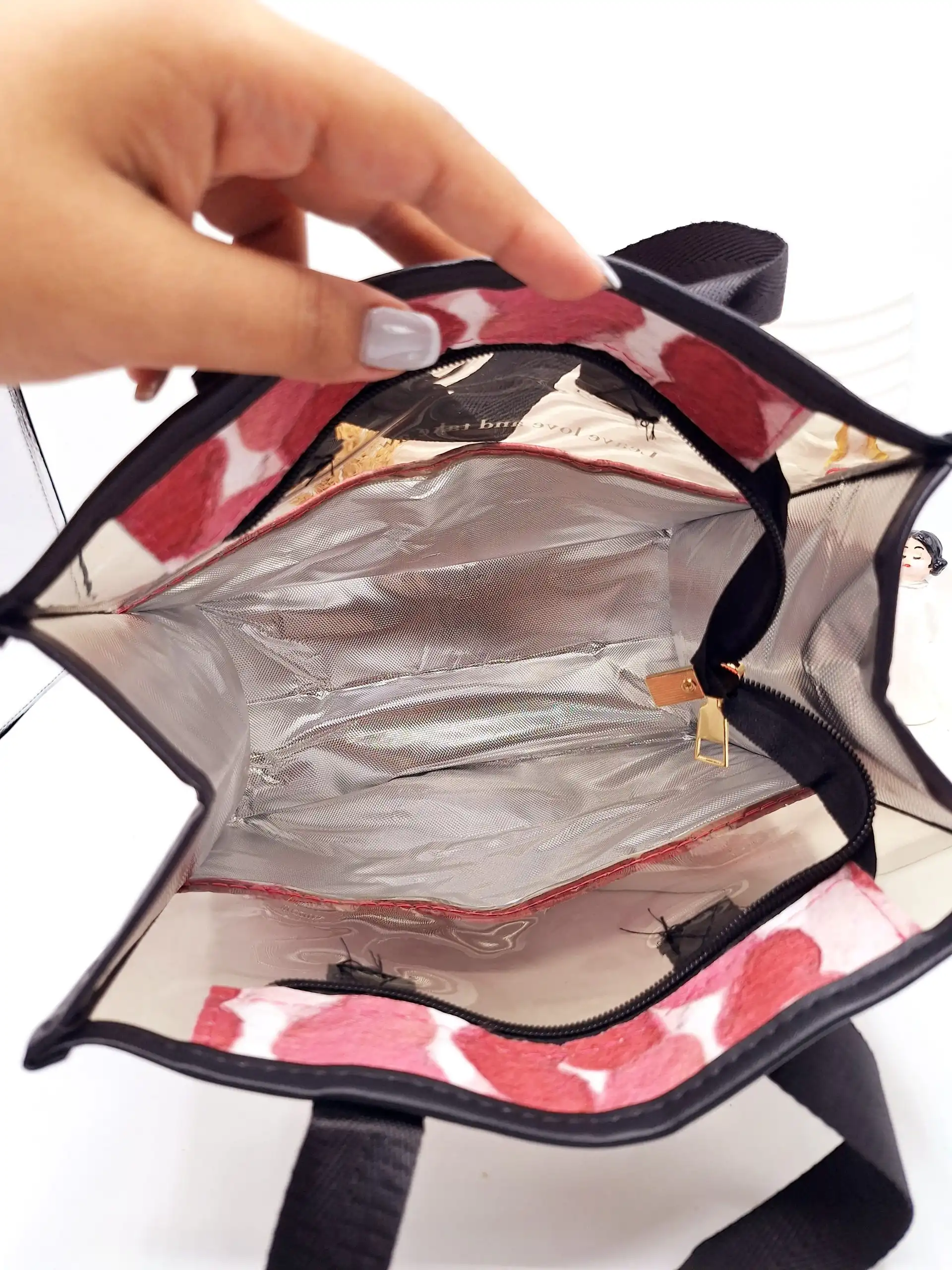 20251115140628875 کیف قابل حمل زیپ دار طرح قلبی - Image 1