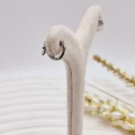 گوشواره قفلی طرح تگ گل نقره ای ژوپینگ