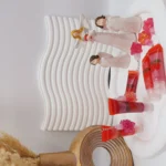 لیپ گلاس مایع شاین دار توت فرنگی به همراه آویز برند هولد مورنینگ کد NO