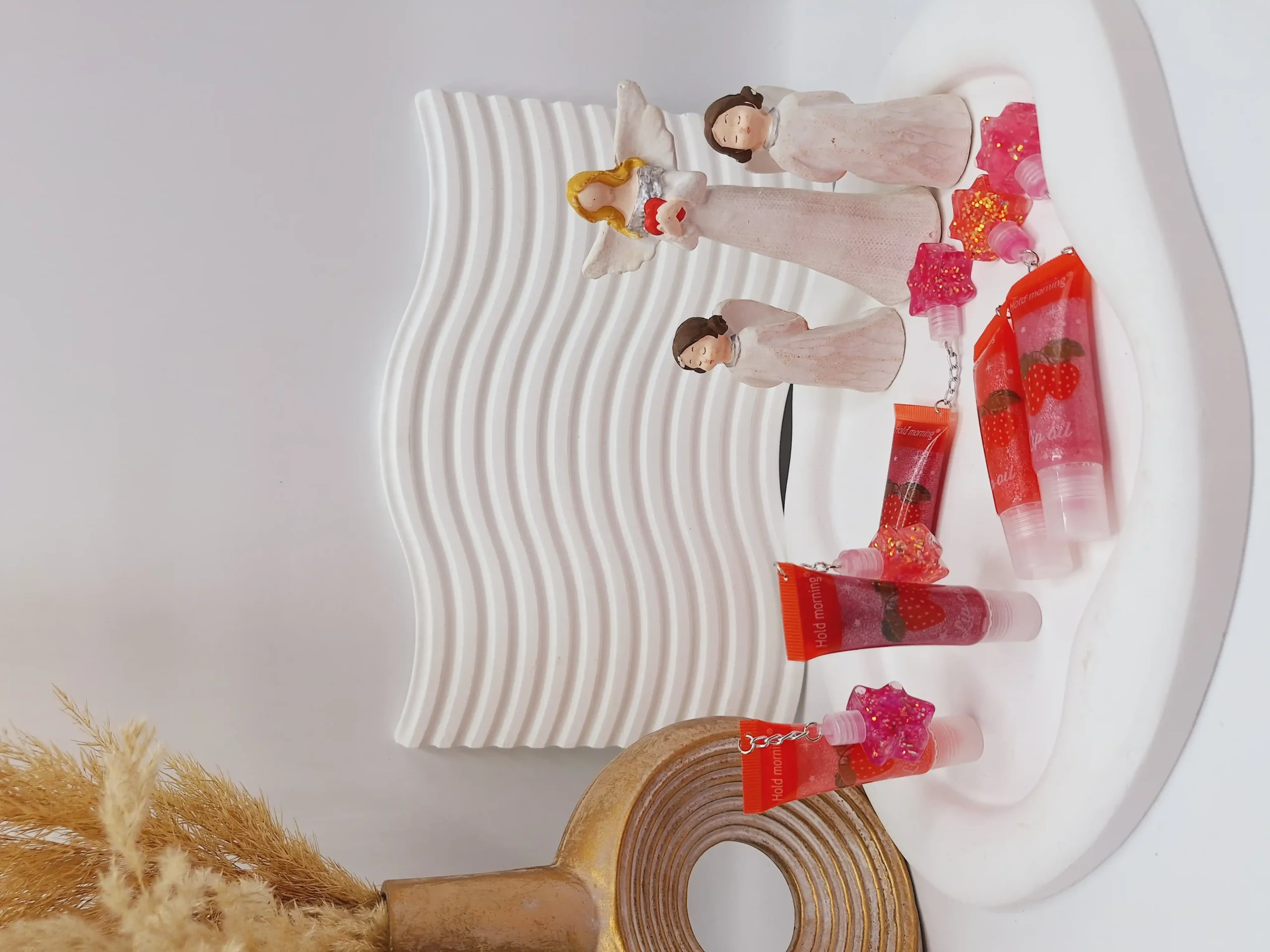 20250731062219746-thumbnail لیپ گلاس مایع شاین دار توت فرنگی به همراه آویز برند هولد مورنینگ کد NO - Image 1