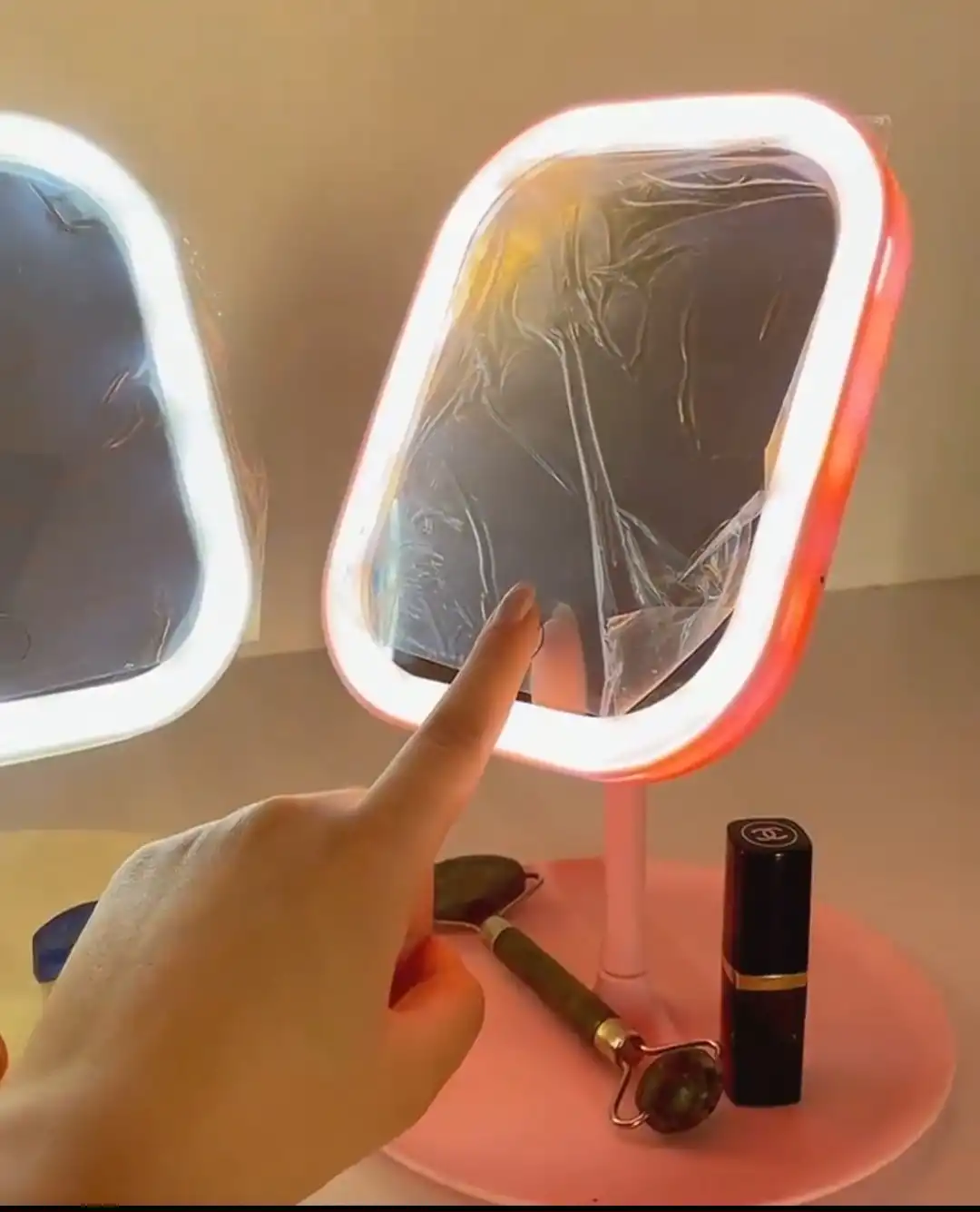 20250731060123257-thumbnail آینه رینگ لایت دار لمسی بسیار پرطرفدار مدل مربعی زیبا( رنگ صورتی ) - Image 1