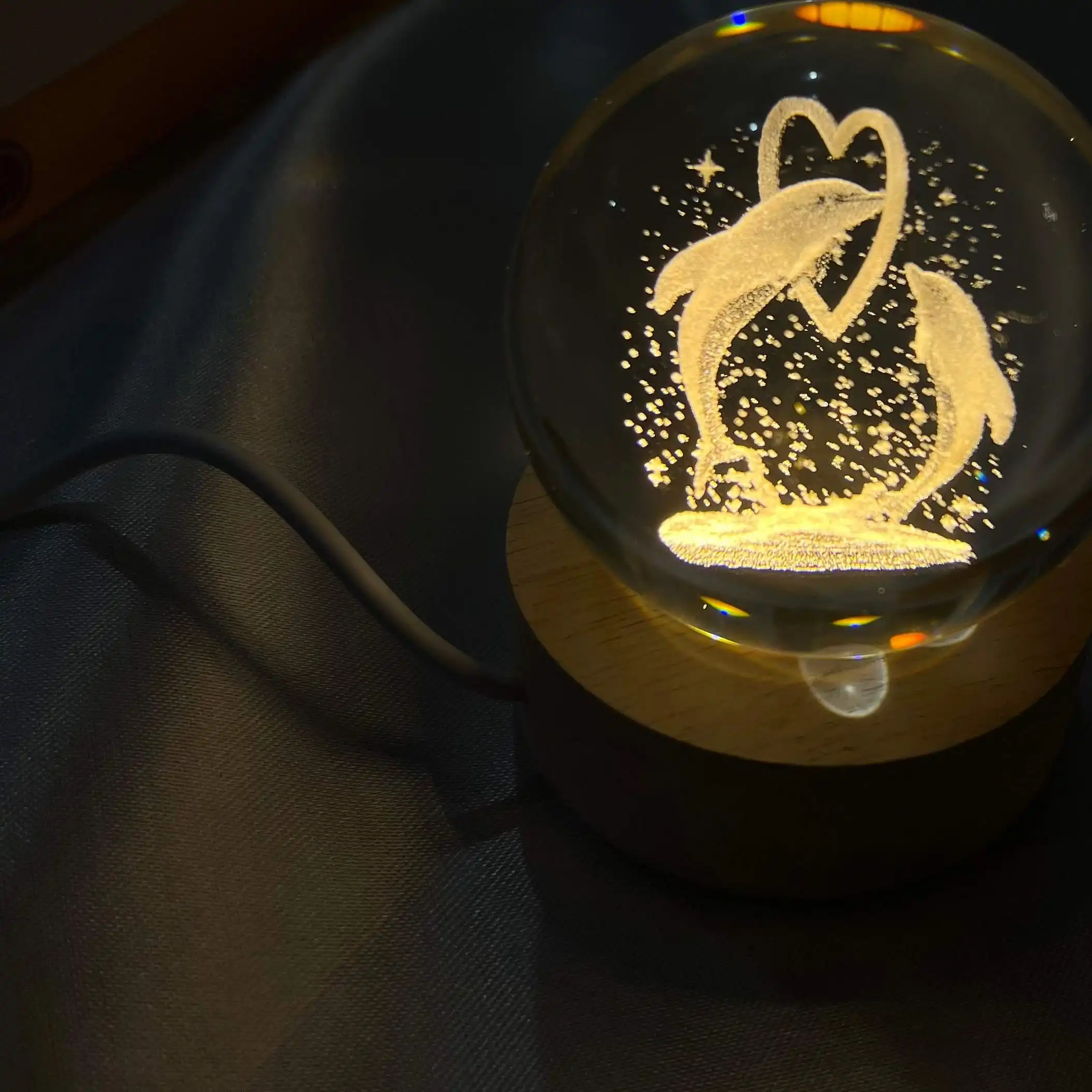 20250731055309810-thumbnail چراغ خواب گوی کریستالی فوق العاده زیبا طرح دلفین و قلب - Image 1