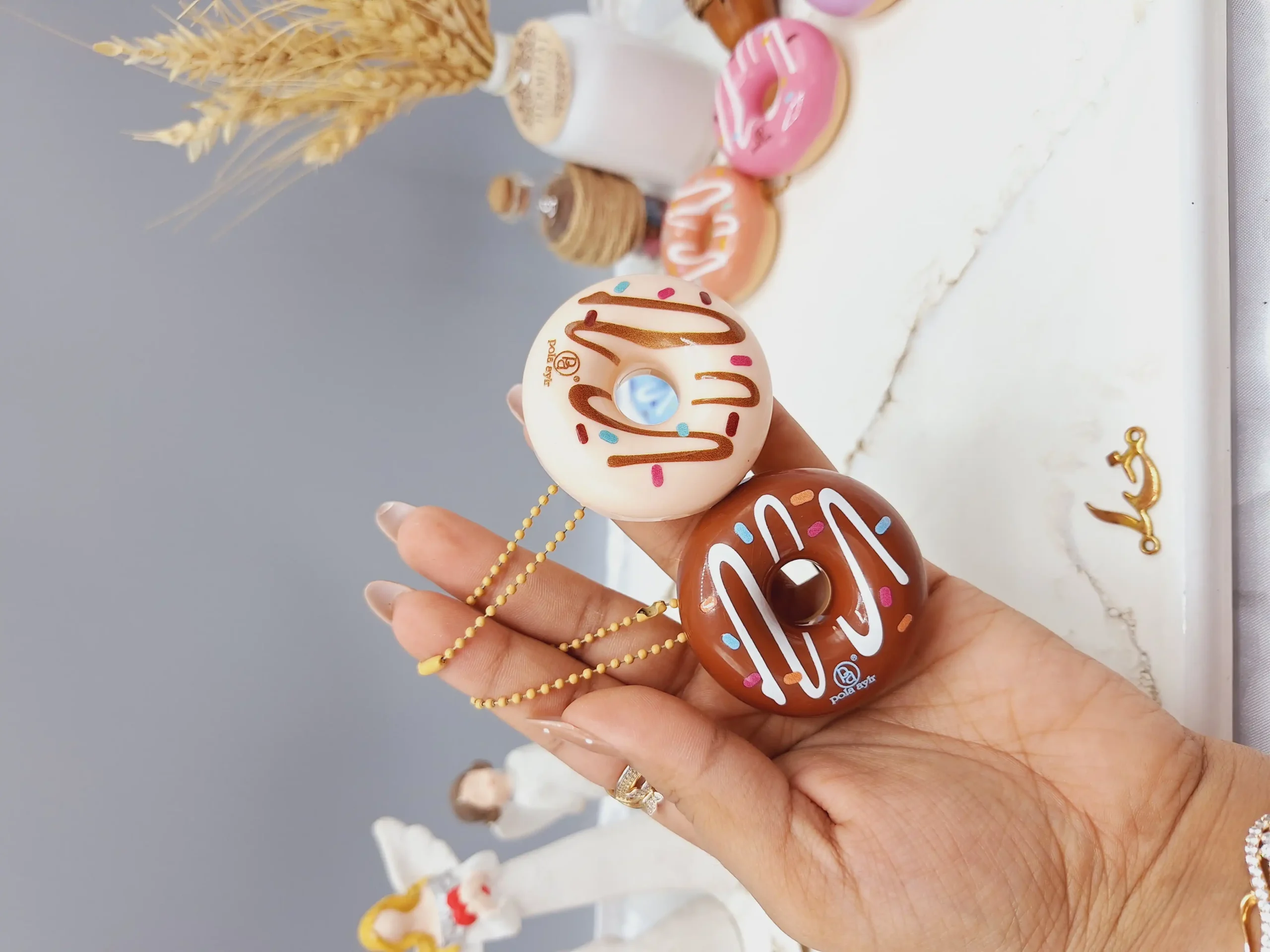 20250731045805380-thumbnail بالم لب دونات زنجیر دار پولا آیلار Pola aylr کد LB 8055 - Image 1