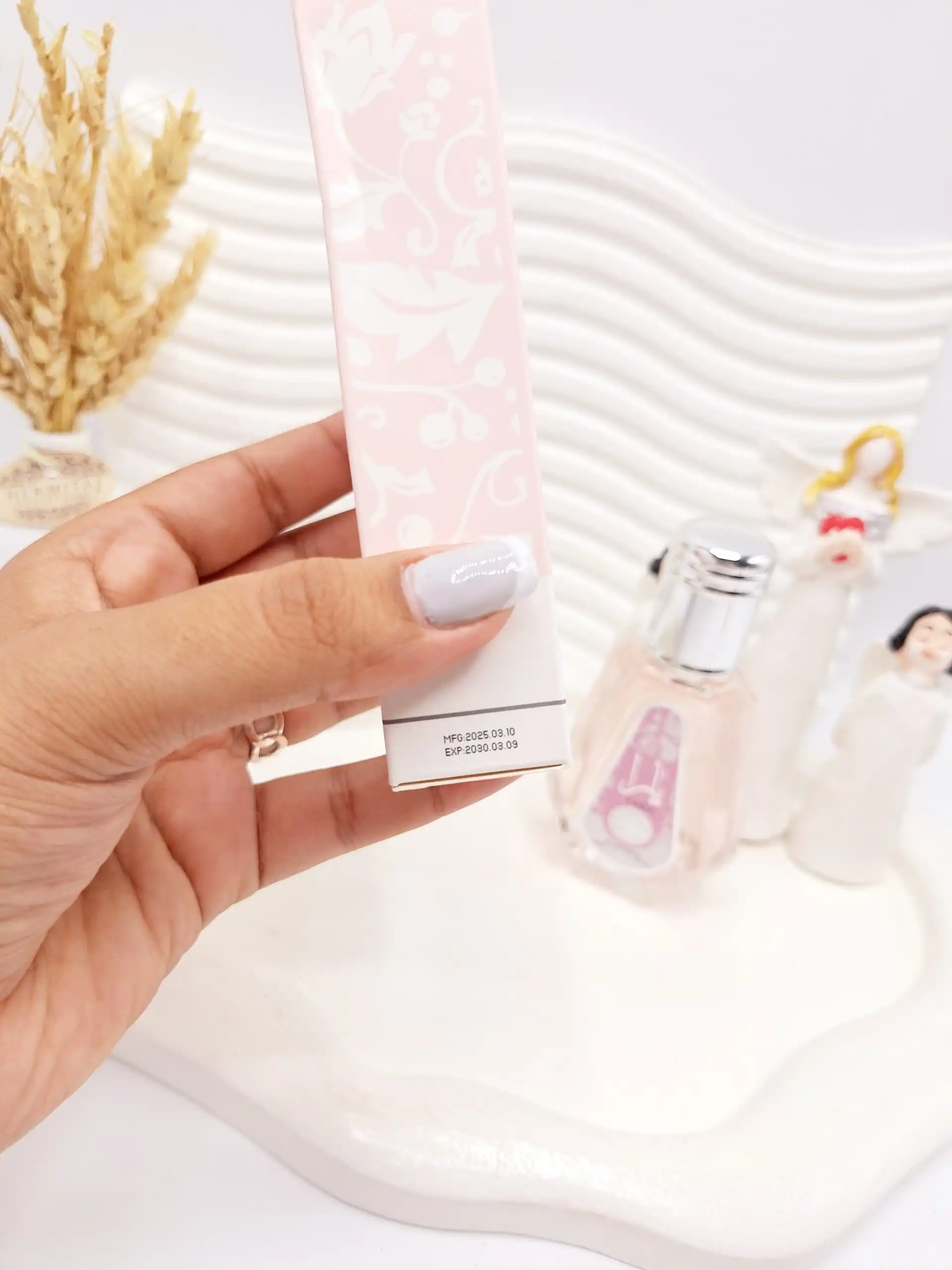 20250829203647808-thumbnail ادکلن شرکتی یارا کارتن صورتی ملیح حجم 100 میل کد 2009 - Image 1