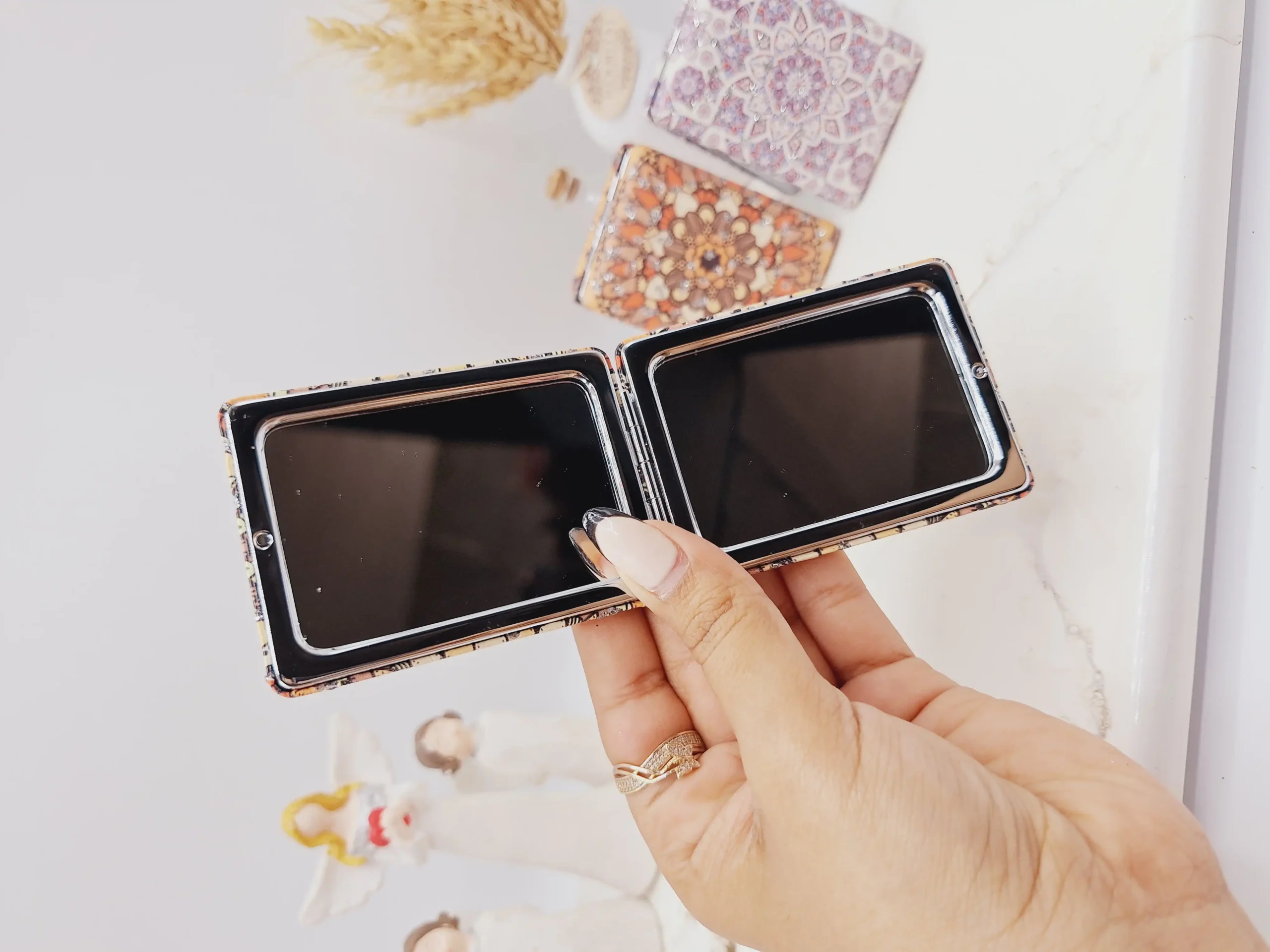 20250731062029200-thumbnail آینه دو طرفه جیبی طرح نقوش سنتی - Image 1